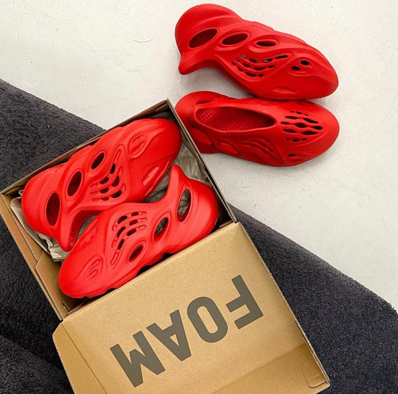 Yeezy Foam RNNR “Vermillion“