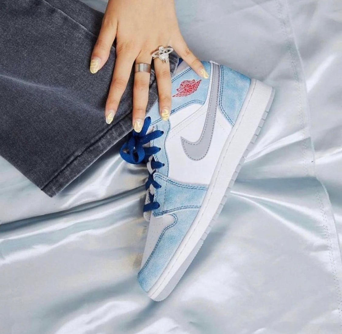 WMNS Air Jordan 1 Mid “ French Blue “