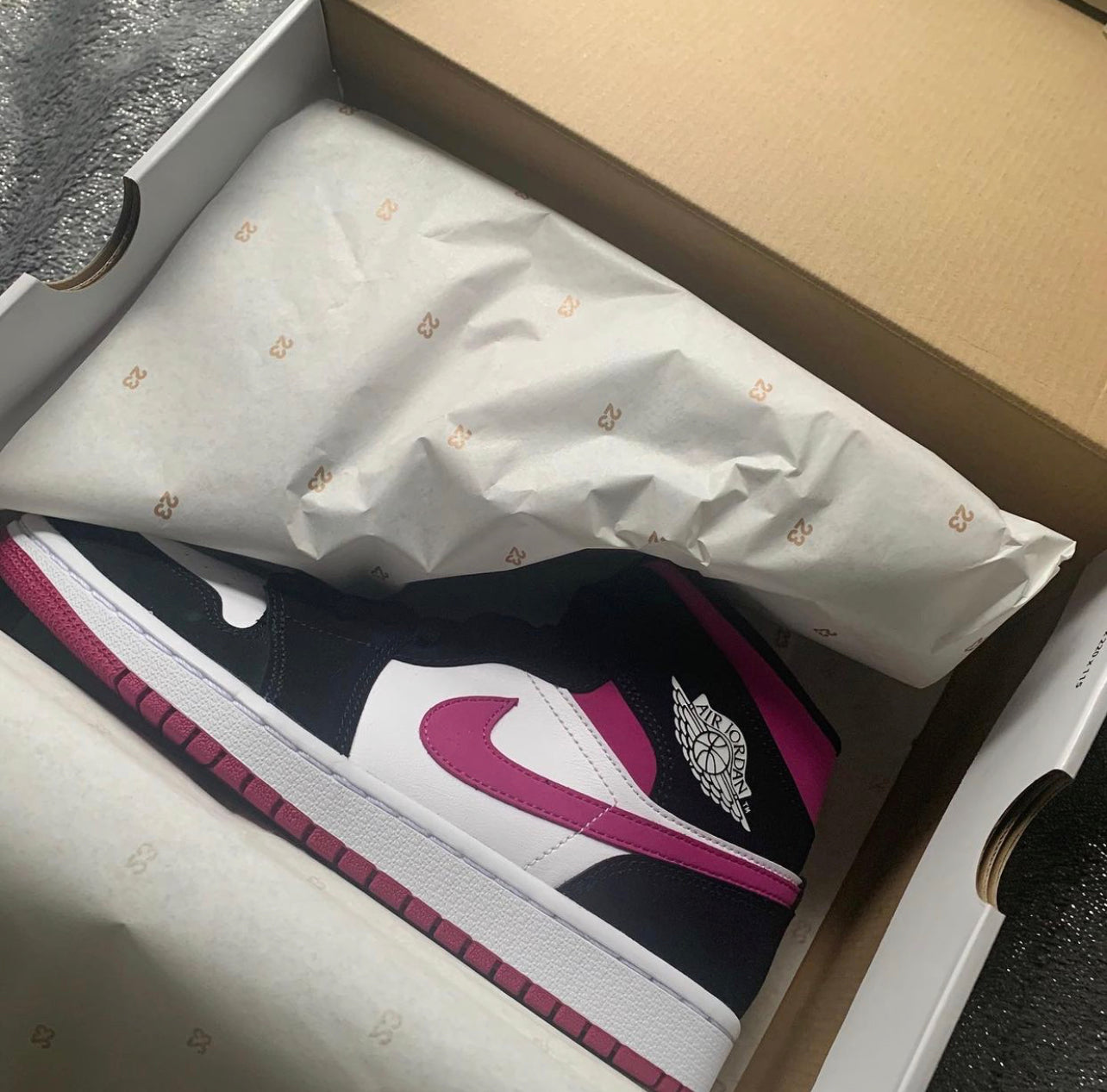 WMNS Air Jordan 1 Mid “Magenta”