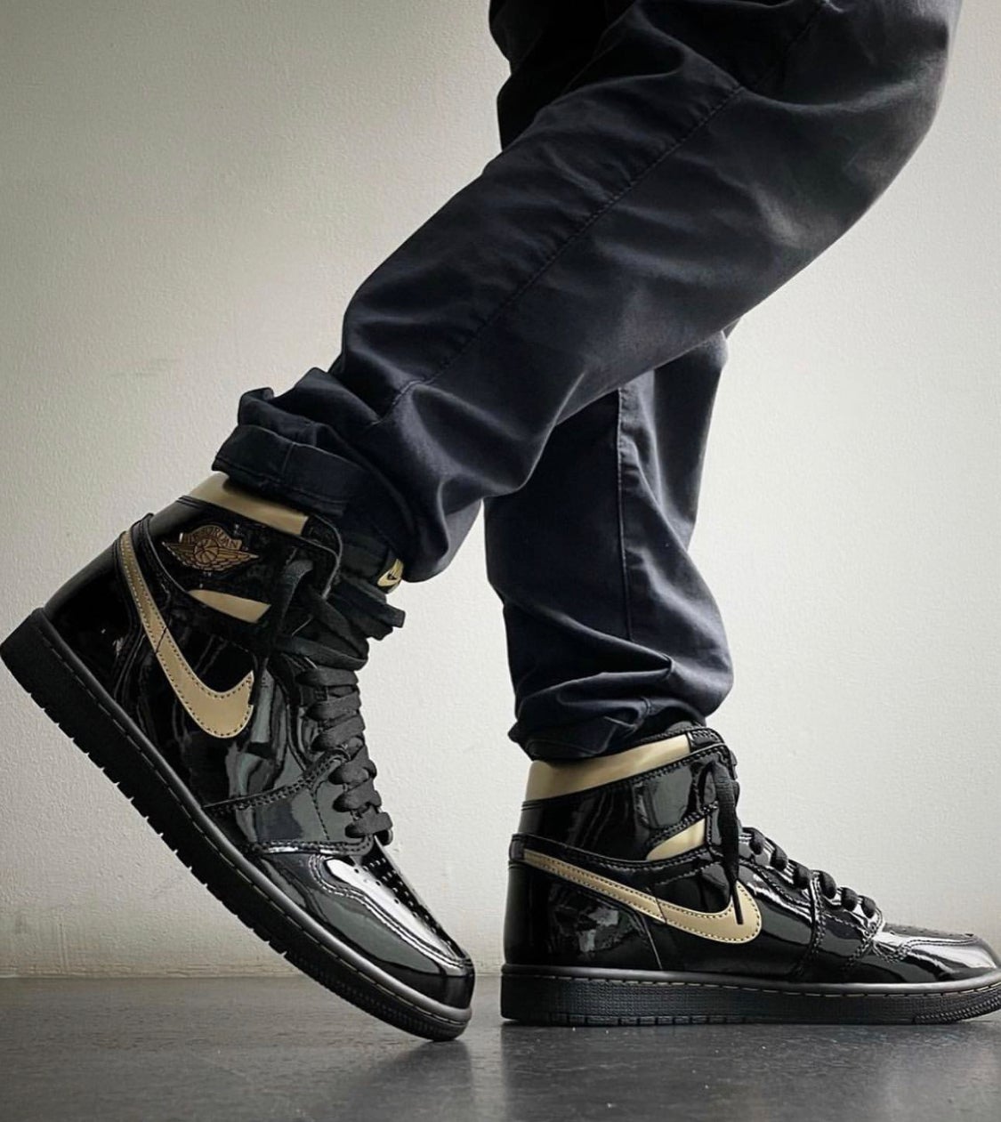 Air Jordan 1 Retro “Metallic Gold”