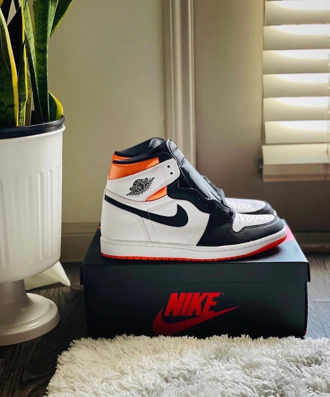 Air Jordan 1 High OG “Electro Orange”