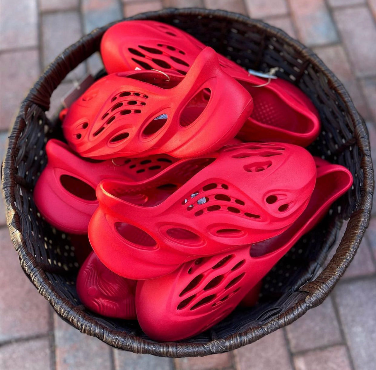 Yeezy Foam RNNR “Vermillion“