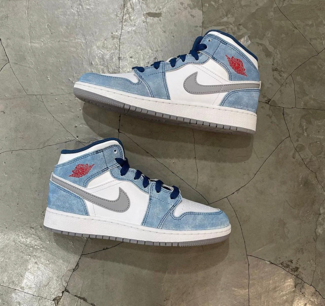 WMNS Air Jordan 1 Mid “ French Blue “